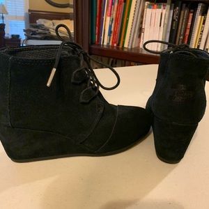 TOM’s size 7 women’s